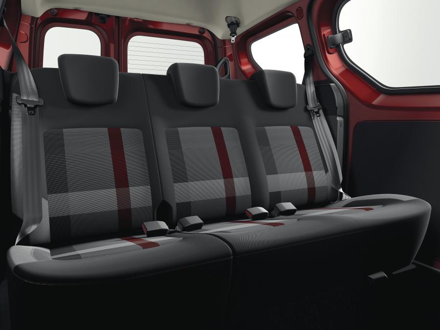 Интерьер Dacia Dokker Stepway Techroad 2019 года  (фото 5 из 6)